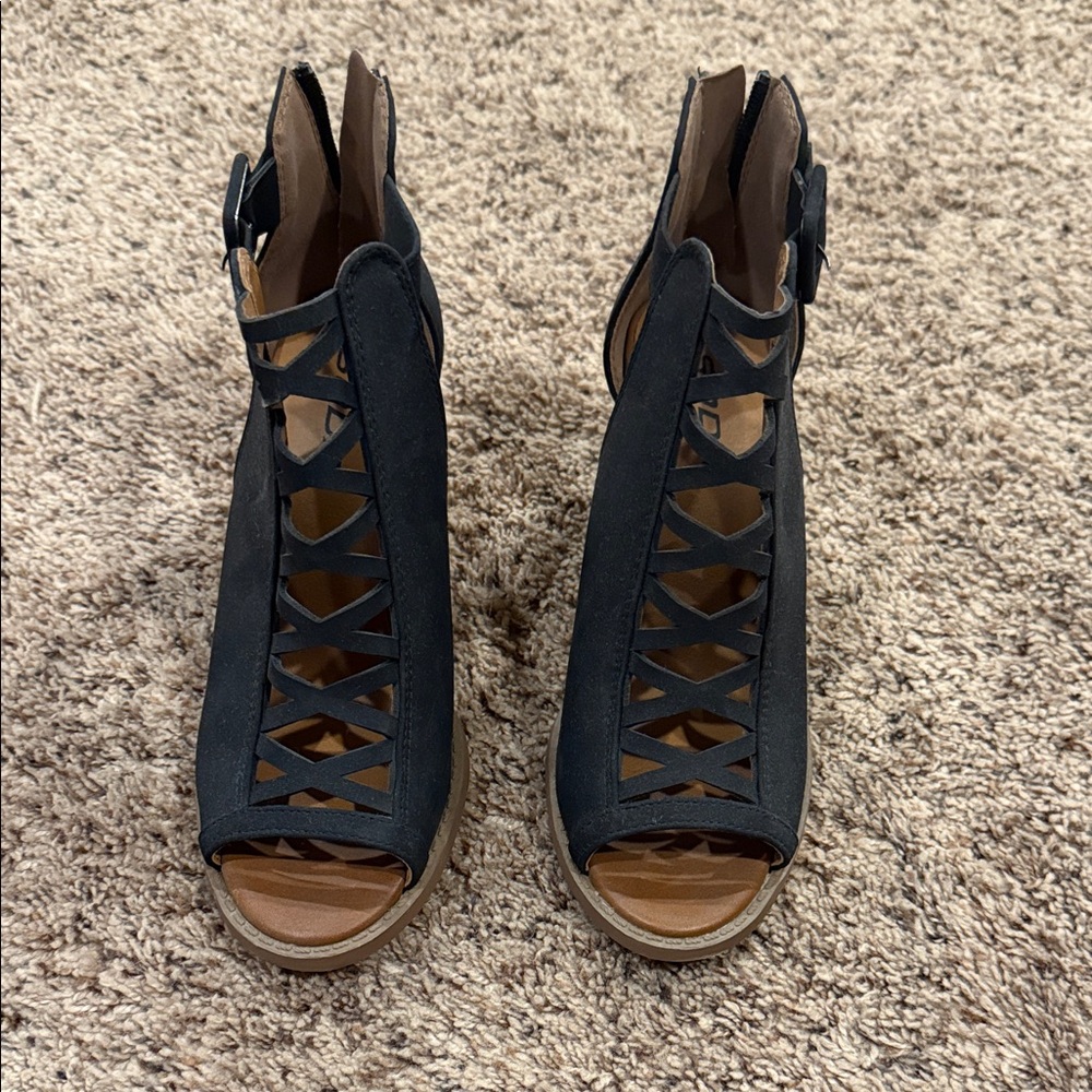 NWOT never worn Soda Black Cutout Sandals size 7